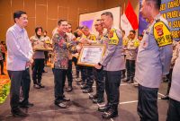 Kapolda Sumatera Selatan Irjen Rachmad Wibowo saat menerima penghargaan dari Ombudsman RI