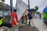 Bawaslu dan Satpol PP Damkar Kabupaten Purworejo, Jawa Tengah, menertibkan APK karena melanggar aturan