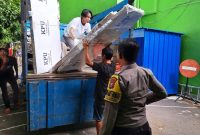 Personel Polresta Malang Kota saat mengawal pendistribusian logistik Pemilu 2024.
