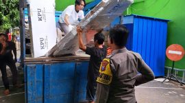 Personel Polresta Malang Kota saat mengawal pendistribusian logistik Pemilu 2024.