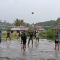 Keceriaan Anak-Anak Maybrat bermain olahraga bola voli bersama Anggota Satgas Yonif 623/BWU. (Photo. Istimewa)