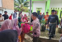 Kapolda Sumatera Selatan, Irjen A. Rachmad Wibowo bersama Komunitas Jeep 4×4 Palembang menyalurkan bantuan kepada warga terdampak banjir di dua lokasi yakni di RT 21/RW 05 Kelurahan Pulokerto, Kecamatan Gandus dan RT 03/RW 04 Kelurahan Sukarela, Kecamatan Rantau Bayur, Kota Palembang, Minggu (28/1/2024)