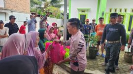 Kapolda Sumatera Selatan, Irjen A. Rachmad Wibowo bersama Komunitas Jeep 4×4 Palembang menyalurkan bantuan kepada warga terdampak banjir di dua lokasi yakni di RT 21/RW 05 Kelurahan Pulokerto, Kecamatan Gandus dan RT 03/RW 04 Kelurahan Sukarela, Kecamatan Rantau Bayur, Kota Palembang, Minggu (28/1/2024)
