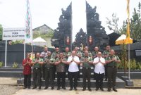 Foto bersama, Waka BIN Letjen TNI I Nyoman Cantiasa, S.E., M.Tr.(Han), Pangdam Kasuari Mayjen TNI Ilyas Alamsyah, S.E., M.Tr.(Han)., CGCAE., yang didampingi Kasdam XVIII/Kasuari, Brigjen TNI Yusuf Ragainaga dan pejabat Kodam lainnya di Makodam, Selasa (30/1/2024).