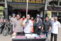 Konferensi Pers yang menghadirkan 2 Maling Motor dan barang bukti motor yang berhasil diamankan.