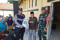 Kapolsek Tanah Abang serahkan bantuan kepada warga