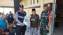 Kapolsek Tanah Abang serahkan bantuan kepada warga