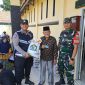 Kapolsek Tanah Abang serahkan bantuan kepada warga
