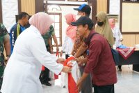 Penyerahan bantuan paket sembako secara simbolis oleh Bupati Purworejo kepada sejumlah orang penyandang disabilitas.