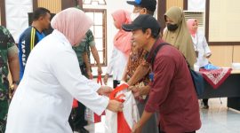 Penyerahan bantuan paket sembako secara simbolis oleh Bupati Purworejo kepada sejumlah orang penyandang disabilitas.