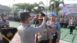 Upacara kenaikan pangkat penghargaan  di halaman Polres Purworejo, Jawa Tengah. 