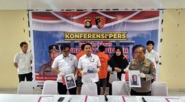 Kasubdit Tipidter Ditreskrimsus Polda Sumsel AKBP Bagus Suryo didampingi Kasubbid PID Bidhumas Polda Sumsel AKBP Suparlan dalam press release ungkap kasus penyulingan BBM ilegal.