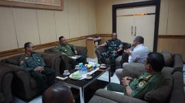 Pangdam XVIII/Kasuari, Meyjen TNI Ilyas Alamsyah, S.E., M.Tr.(Han)., CGCAE., Saat menerima audensi Kepala BBKSDA Papua Barat Johny, S bersama Kepala BBTNTC), Supartono, S.Hut., M.P., di Ruang Transit, Lantai 3, Makodam, Trikora, Arfai 1, Manokwari, Papua Barat, Jumat (2/2/2024).