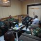 Pangdam XVIII/Kasuari, Meyjen TNI Ilyas Alamsyah, S.E., M.Tr.(Han)., CGCAE., Saat menerima audensi Kepala BBKSDA Papua Barat Johny, S bersama Kepala BBTNTC), Supartono, S.Hut., M.P., di Ruang Transit, Lantai 3, Makodam, Trikora, Arfai 1, Manokwari, Papua Barat, Jumat (2/2/2024).