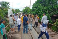Kapolsek Talang Ubi, Kompol Rifan Wijaya, ST bersama instansi terkait dan pihak PT. Pertamina dan perwakilan dari beberapa perusahaan saat pengecekan jembatan yang amblas di wilayah Talang Ubi. 