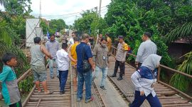 Kapolsek Talang Ubi, Kompol Rifan Wijaya, ST bersama instansi terkait dan pihak PT. Pertamina dan perwakilan dari beberapa perusahaan saat pengecekan jembatan yang amblas di wilayah Talang Ubi. 