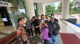 Rektor Universitas Negeri Malang Prof. Dr. Haryono M. PD saat diwawancarai media usai pertemuan Paguyuban Rektor Jatim.