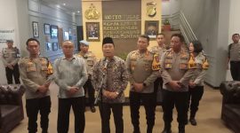 Perwakilan anggota Kompolnas saat berikan keterangan pers di Polresta Malang Kota.