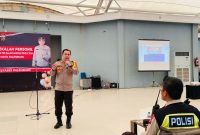 Kapolrestabes Palembang, Kombes Dr Harryo Suggihartono, S.I.K., MH., saat memberikan pembekalan kepada personilnya yang akan bertugas melakukan pengamanan TPS Pemilu 2024,