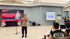 Kapolrestabes Palembang, Kombes Dr Harryo Suggihartono, S.I.K., MH., saat memberikan pembekalan kepada personilnya yang akan bertugas melakukan pengamanan TPS Pemilu 2024,