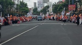 Kader PKS Kota Malang berjajar di pinggir jalan kawasan Kayutangan Heritage.