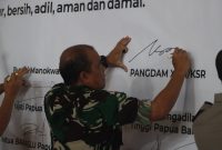 Kodam XVIII/Kasuari lewat Pangdam, Mayjen TNI Ilyas Alamsyah, S.E., M.Tr.(Han)., CGCAE., dalam acara Deklarasi Pemilu Damai, yang diselenggarakan oleh Pemerintah Provinsi Papua Barat, di GOR Sanggeng, Manokwari, pada Senin (12/2/2024).