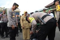 Kapolres Purworejo AKBP Eko Sunaryo, S.I.K., M.K.P., Bupati Purworejo Yuli Hastuti, S.H., dan Dandim 0708 Purworejo Letkol Inf Yohanes Heru Wibowo melaksanakan pengecekan pasukan.