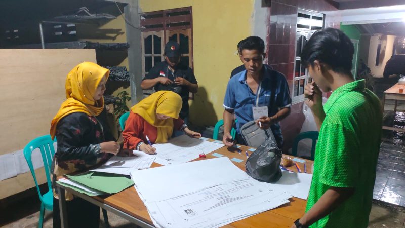 Proses penataan logistik dan peralatan penghitungan surat suara.