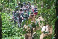 PJ Bupati Maybrat dan Satgas Yonif 133/YS Cek Lokasi Air Terjun Sebagai Rencana Destinasi Wisata di Maybrat