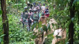 PJ Bupati Maybrat dan Satgas Yonif 133/YS Cek Lokasi Air Terjun Sebagai Rencana Destinasi Wisata di Maybrat