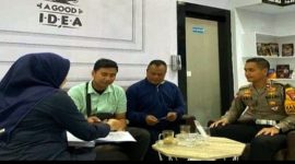 Kasatlantas Polresta Malang Kota Kompol. Aristianto Budi Sutrisno saat berdialog dengan warga yang mengurus admistrasi BPKB.