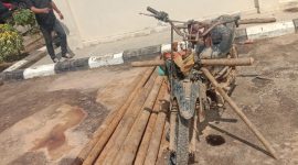 Barang bukti berupa motor milik pelaku berikut pipa yang diamankan petugas kepolisian. 