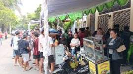 Suasana kegiatan NZR Foundation Berbagi yang diserbu oleh masyarakat.