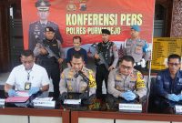 Polres Purworejo saat gelar konferensi pers ungkap kasus pencurian sepeda motor.