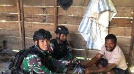 Satgas Yonif 623 saat memberikan bantuan sembako kepada warga di Kp. Yarat, Distrik Aifat Utara, Kabupaten Maybrat, Papua Barat Daya, Rabu (28/02/2024).