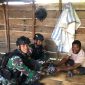 Satgas Yonif 623 saat memberikan bantuan sembako kepada warga di Kp. Yarat, Distrik Aifat Utara, Kabupaten Maybrat, Papua Barat Daya, Rabu (28/02/2024).