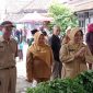 Bupati Purworejo Hj Yuli Hastuti SH beserta rombongan meninjau Pasar Tani di halaman Kantor DKPP Kabupaten Purworejo, Selasa (27/02/2024).