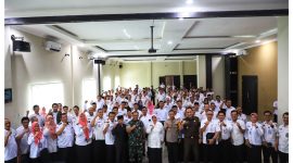 Foto bersama, Bupati Purworejo dengan para kepala desa terpilih.