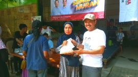H. Hambali bersama Ibu-ibu pendukung Prabowo-Gibran di pasar murah yang digelar Gerindra Situbondo di Jalan Madura No. 22 Dusun Pecinan, Desa Besuki.(Photo. Abdul Hakim/RealitaPublik)