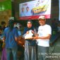 H. Hambali bersama Ibu-ibu pendukung Prabowo-Gibran di pasar murah yang digelar Gerindra Situbondo di Jalan Madura No. 22 Dusun Pecinan, Desa Besuki.(Photo. Abdul Hakim/RealitaPublik)