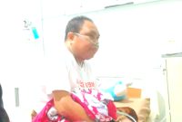 Achmad Baidawi saat berbincang dengan pembesuk.