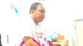 Achmad Baidawi saat berbincang dengan pembesuk.