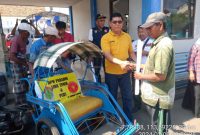 Ketua DPW PERADMI Jawa Timur, Suyono SH, saat memberikan bantuan kepada tukang becak di Terminal Besuki, Situbondo. 
