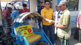 Ketua DPW PERADMI Jawa Timur, Suyono SH, saat memberikan bantuan kepada tukang becak di Terminal Besuki, Situbondo. 