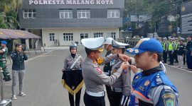 Kasatlantas Polresta Malang Kota Kompol. Aristianto Budi Sutrisno saat menyematkan pita pada personel yang akan diterjunkan dalam Operasi Keselamatan Semeru 2024.
