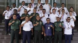 Foto bersama, Mayjen TNI Ilyas Alamsyah, S.E., M.Tr.(Han)., CGCAE., Pangdam XVIII/Kasuari, yang didampingi para Asisten Kasdam XVIII/Kasuari bersama Executive General Manager (GM) PT. Pertamina Patra Niaga Regional Papua Maluku, Sunardi beserta rombongan, di ruang Transit, Makodam, Trikora, Arfai 1, Manokwari, Papua Barat, pada Senin (4/3/2024).