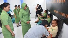 Ketua Persit KCK Daerah XVIII/Kasuari, Ny. Vera Ilyas Alamsyah di acara donor darah dalam rangka HUT ke 78 Persatuan Istri Tentara (Persit) Kartika Chandra Kirana (KCK), di Rumkit Tk. III J.A Dimara, Manokwari, Papua Barat, pada Senin (4/3/2024).