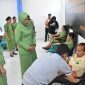 Ketua Persit KCK Daerah XVIII/Kasuari, Ny. Vera Ilyas Alamsyah di acara donor darah dalam rangka HUT ke 78 Persatuan Istri Tentara (Persit) Kartika Chandra Kirana (KCK), di Rumkit Tk. III J.A Dimara, Manokwari, Papua Barat, pada Senin (4/3/2024).