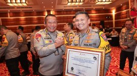 Kapolresta Malang Kota Kombes. Pol. Budi Hermanto, S.I.K, M.Si sesaat setelah menerima penghargaan dari Ombudsman RI.