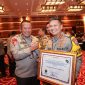 Kapolresta Malang Kota Kombes. Pol. Budi Hermanto, S.I.K, M.Si sesaat setelah menerima penghargaan dari Ombudsman RI.